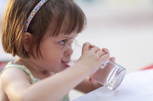 ¿Cómo hacer para que ti hijo tome más agua?